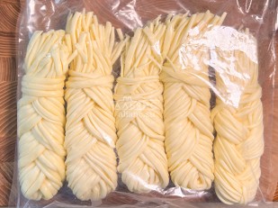 Фрайчизы со вкусом сметана и лук (100 гр.): Сырный продукт ФЕРМЕРСКИЙ коса белая